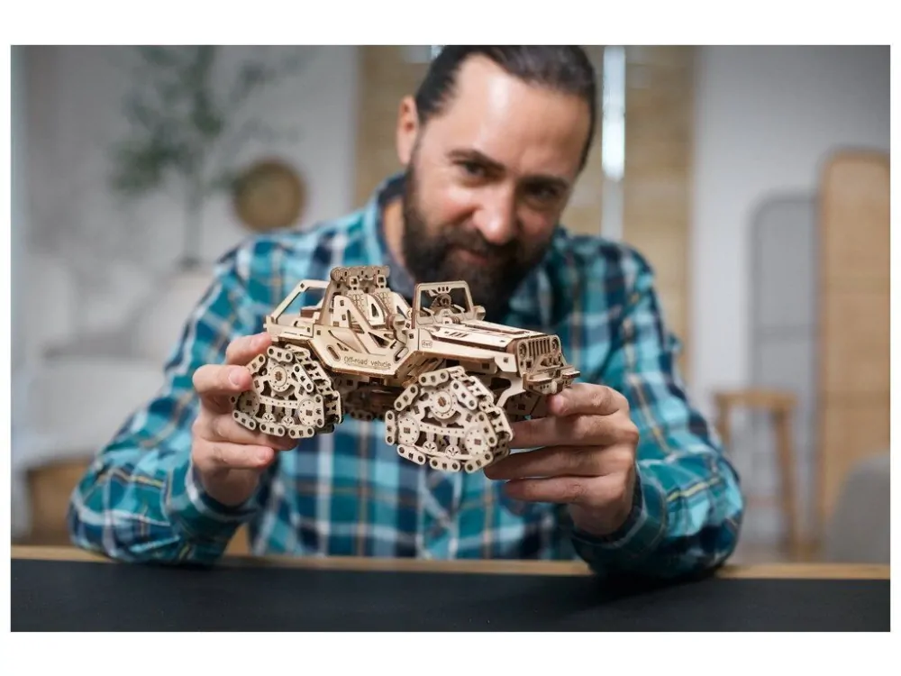Ugears 3D dřevěné mechanické puzzle Pásové terénní vozidlo