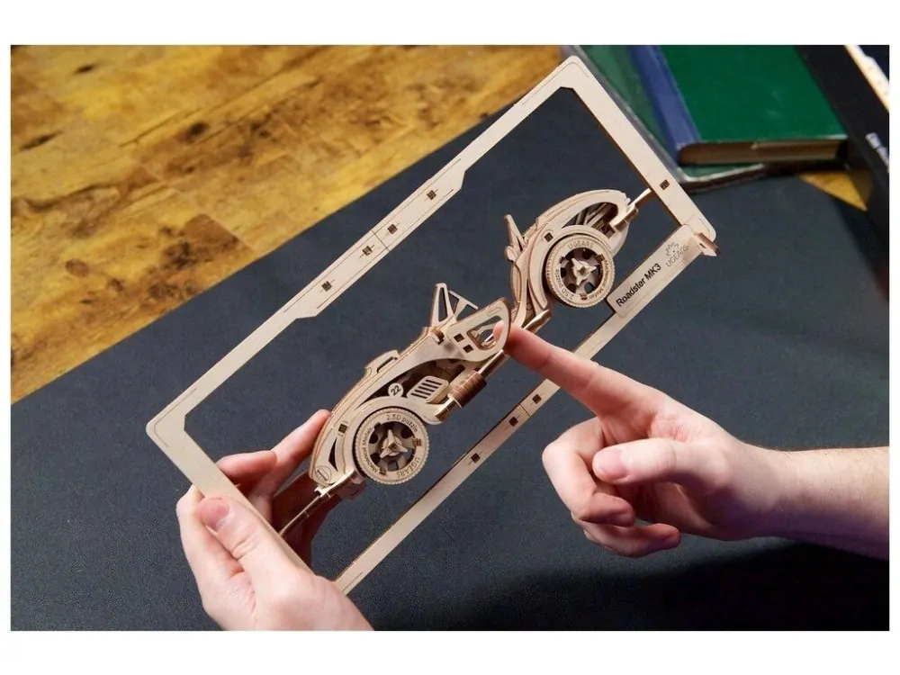 Ugears 2,5D dřevěné mechanické puzzle Roadster MK3