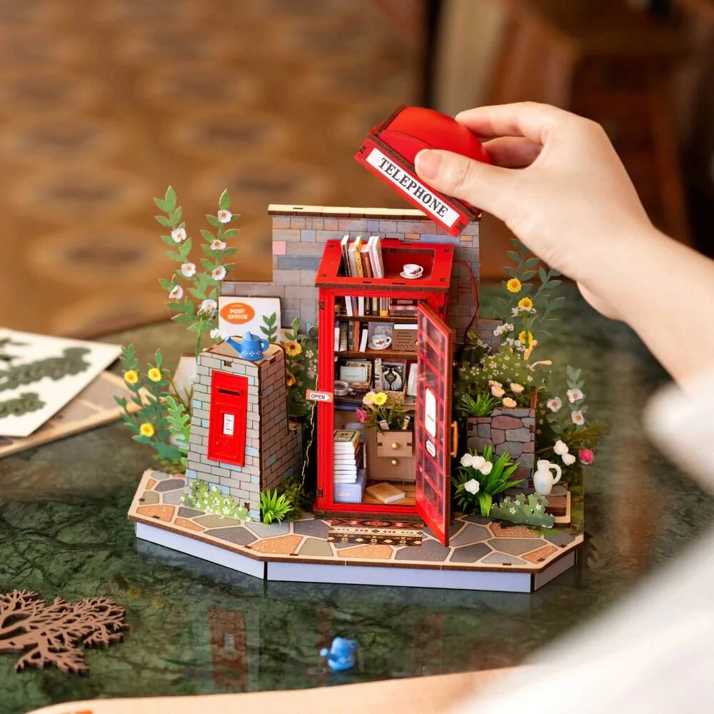 RoboTime 3D skládačka Zarážka na knihy Miniatura domečku Telefonní budka s knihami a květinami