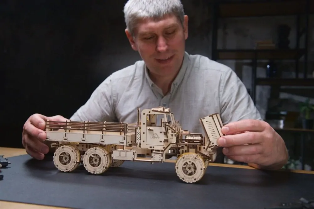 Ugears 3D dřevěné mechanické puzzle Nákladní auto CARGO