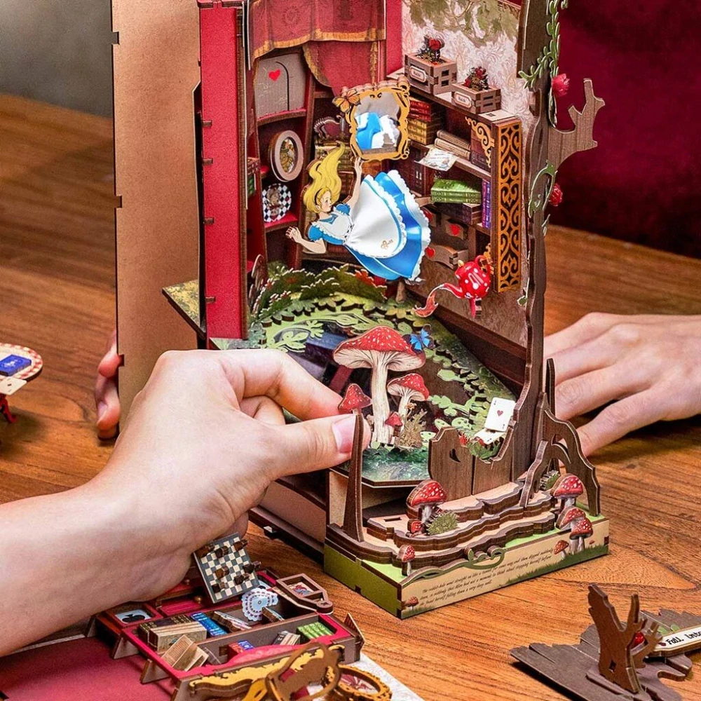 RoboTime 3D skládačka Zarážka na knihy Miniatura domečku Cesta do říše divů
