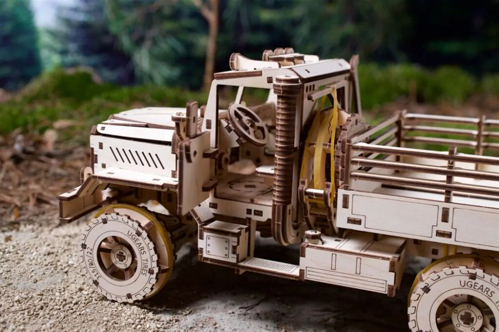 Ugears 3D dřevěné mechanické puzzle Nákladní auto CARGO