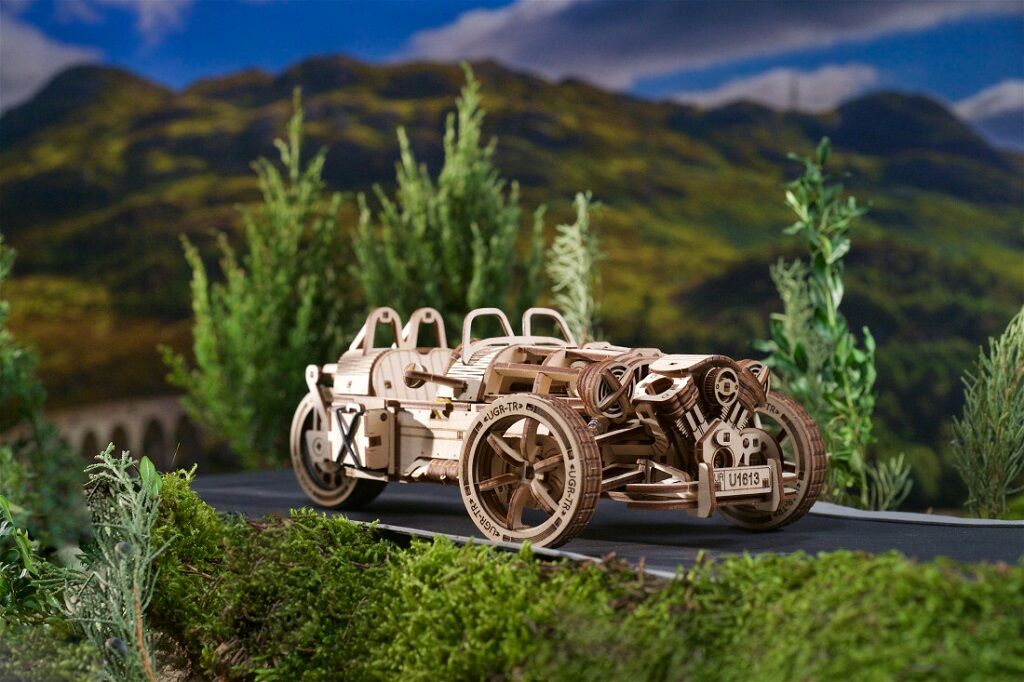 Ugears 3D dřevěné mechanické puzzle Tříkolka UGR-S