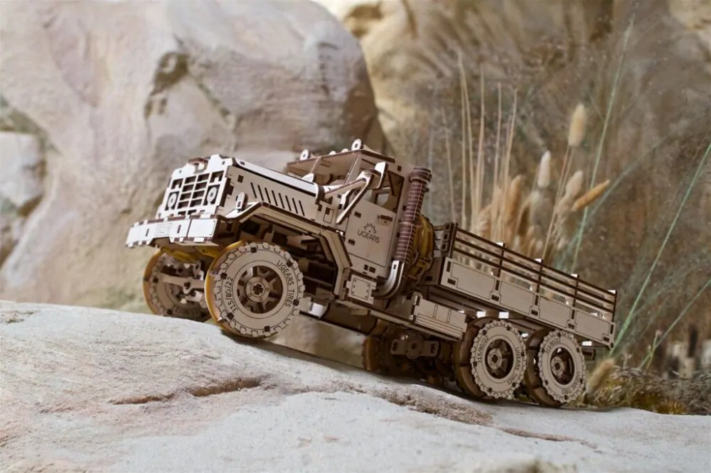 Ugears 3D dřevěné mechanické puzzle Nákladní auto CARGO