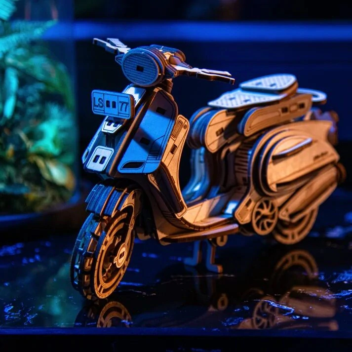 Little Story 3D dřevěná skládačka Sting Scooter