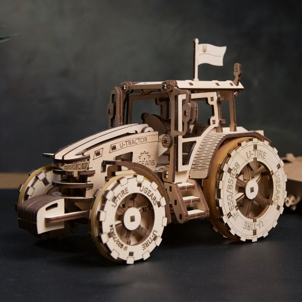 Ugears 3D dřevěné mechanické puzzle Traktor Wins